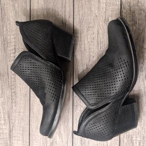 Bare Traps black ankle bootie 5.5M
